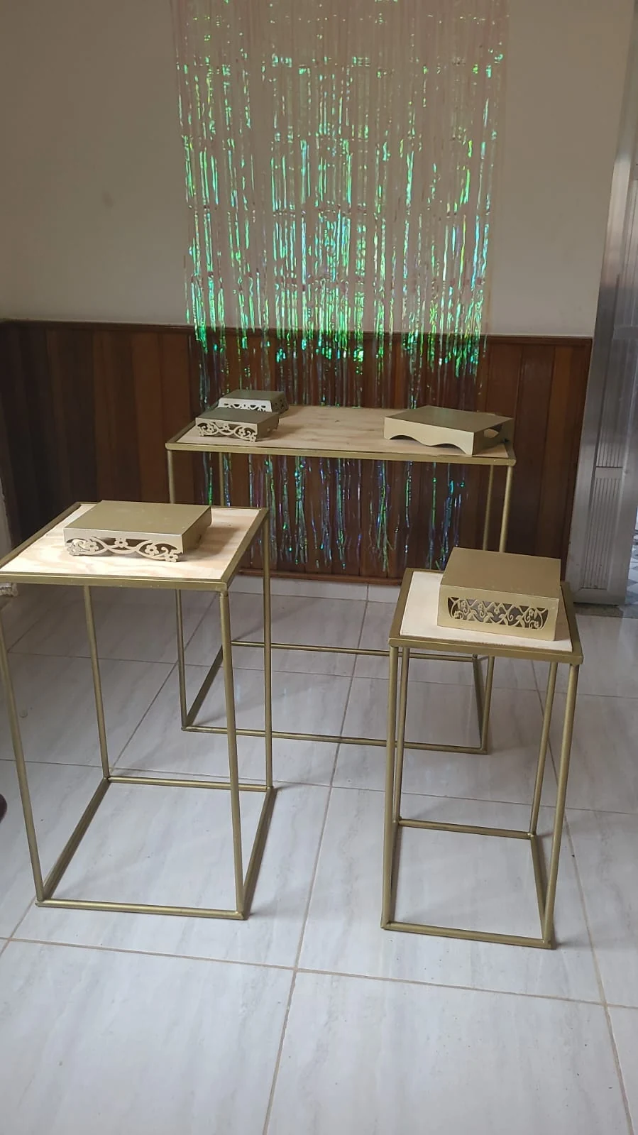 Decoração com mesas douradas para festa em Taquara