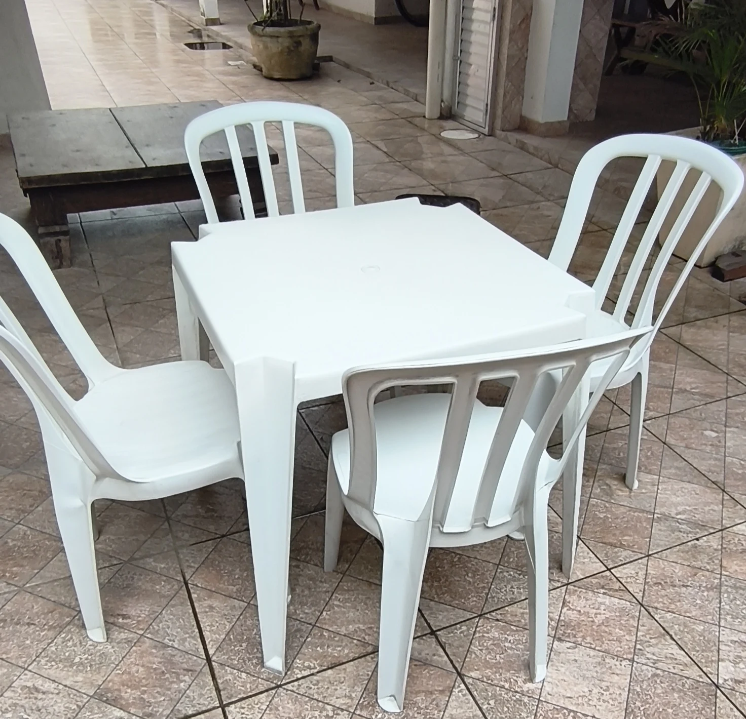 Aluguel de mesa e cadeira plástica em Taquara