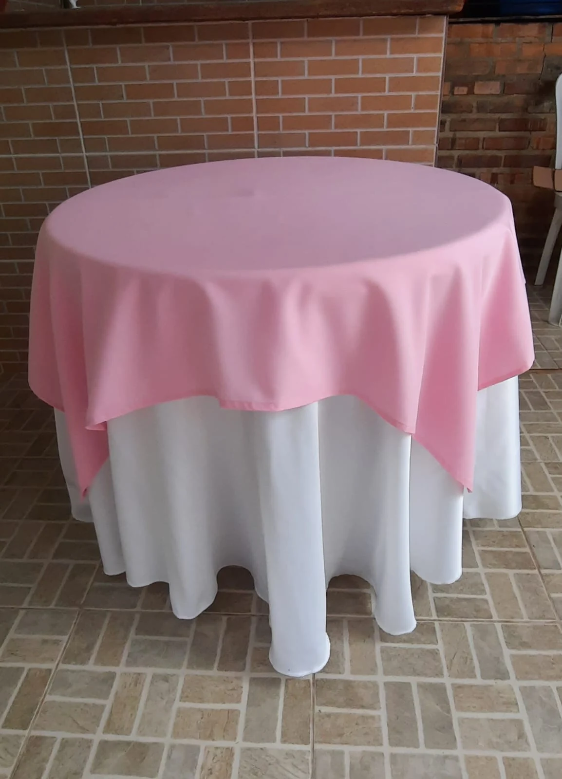 Aluguel de toalha de mesa rosa para mesa redonda em Taquara